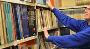 Böcker sorteras till det nya biblioteket