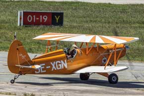 Jerry visade upp konster i sin EAA Biplane